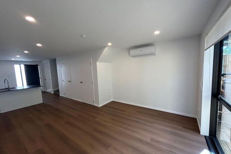 Photo of property in 11/19 Roberts Road, Glenfield, Auckland, 0629
