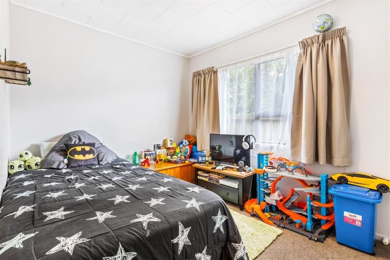 Photo of property in 2/20 Landsdale Place, Massey, Auckland, 0614