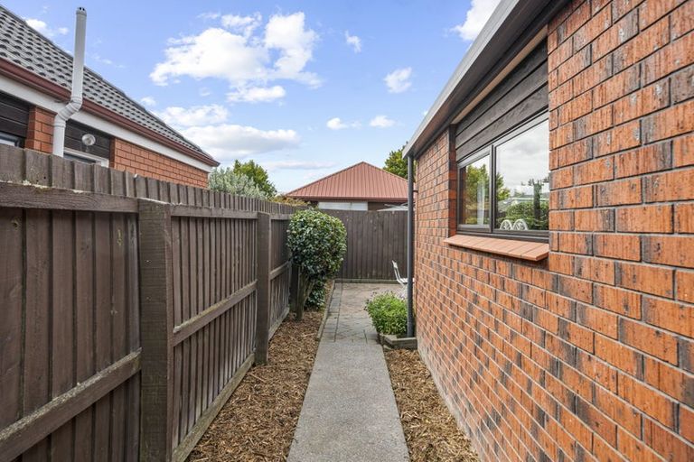 Photo of property in 2/8 Cricklewood Place, Avonhead, Christchurch, 8042