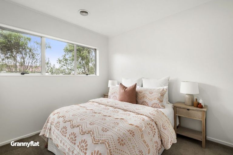 Photo of property in 14 Holdaway Avenue, Northcote, Auckland, 0627