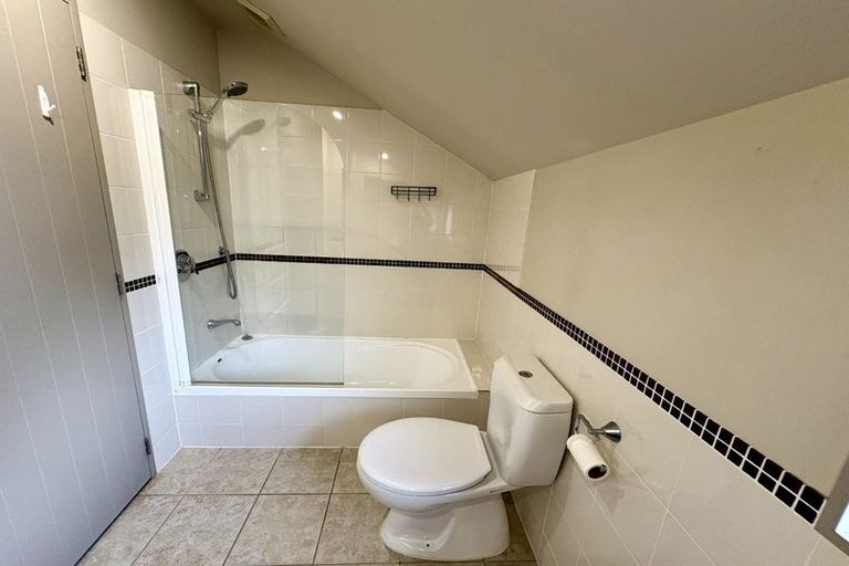 Photo of property in 2/64 Schnapper Rock Road, Schnapper Rock, Auckland, 0632