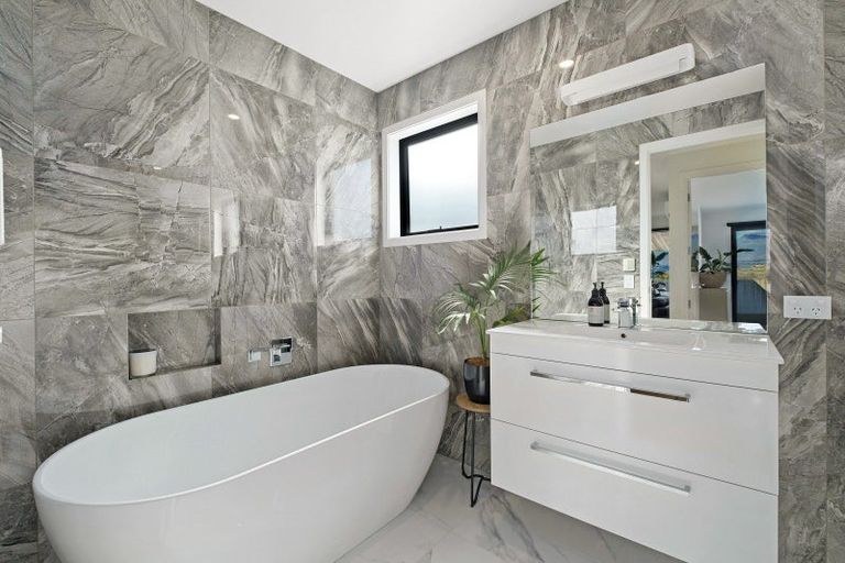 Photo of property in 35 Minaret Ridge, Wanaka, 9305