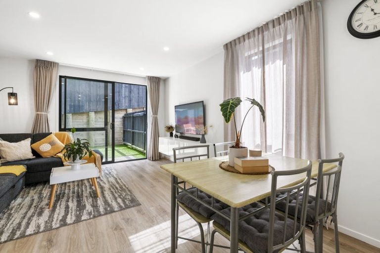 Photo of property in 3/37 Camelot Place, Glenfield, Auckland, 0629