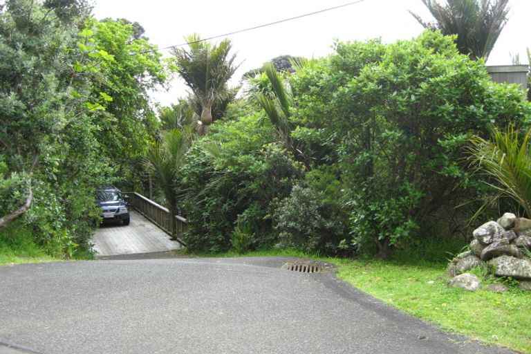 Photo of property in 15 Rayner Road, Piha, 0772