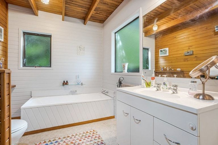 Photo of property in 26 Mceldowney Road, Titirangi, Auckland, 0604