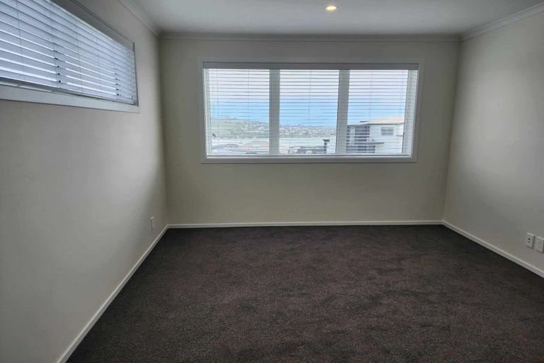 Photo of property in 115a Queen Charlotte Drive, Aotea, Porirua, 5024