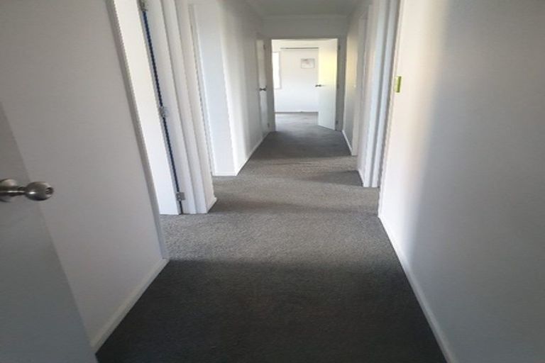 Photo of property in 18 Plumstead Rise, Glen Eden, Auckland, 0602