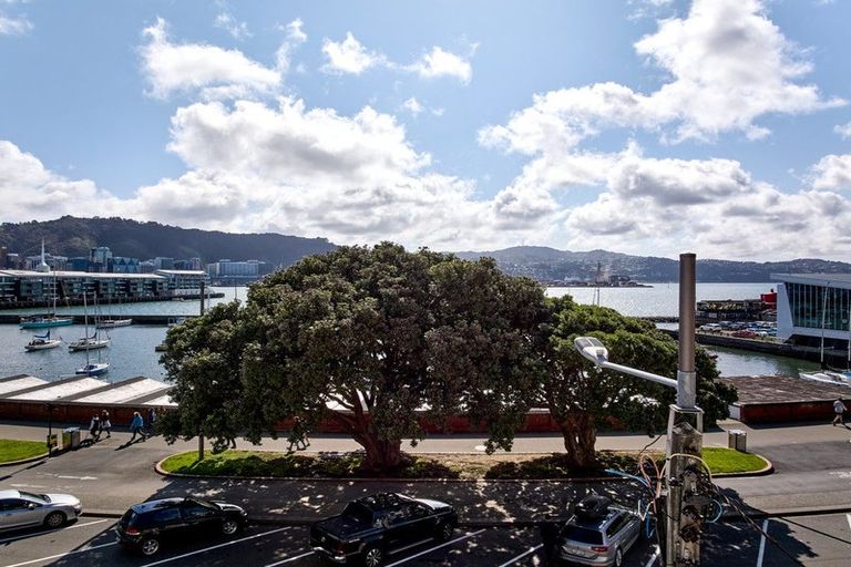 Photo of property in 122 Oriental Parade, Oriental Bay, Wellington, 6011