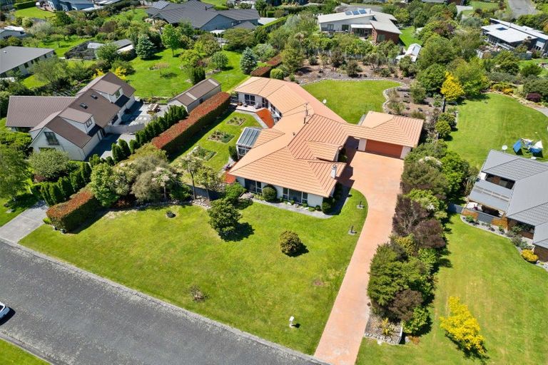 Photo of property in 6 Daffodil Grove, Carterton, 5713
