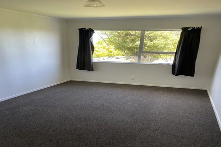 Photo of property in 18b Chetwode Grove, Newlands, Wellington, 6037