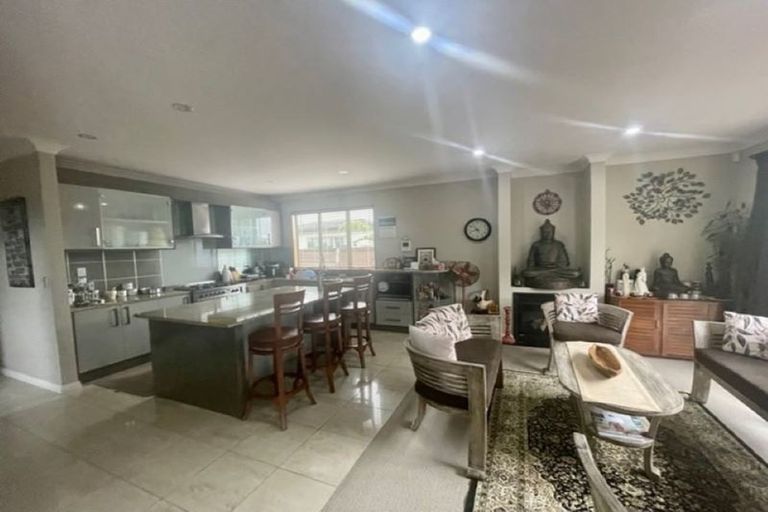 Photo of property in 28 Kaseng Place, East Tamaki Heights, Auckland, 2016
