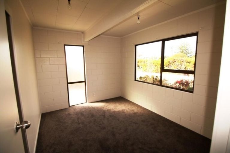 Photo of property in 42 Roberts Road, Te Atatu South, Auckland, 0610