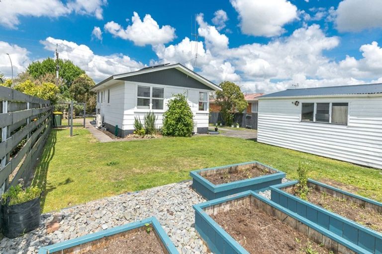 Photo of property in 104 Collins Road, Melville, Hamilton, 3206