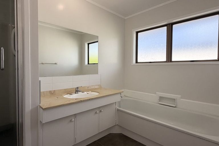 Photo of property in 8 Jillteresa Crescent, Half Moon Bay, Auckland, 2012