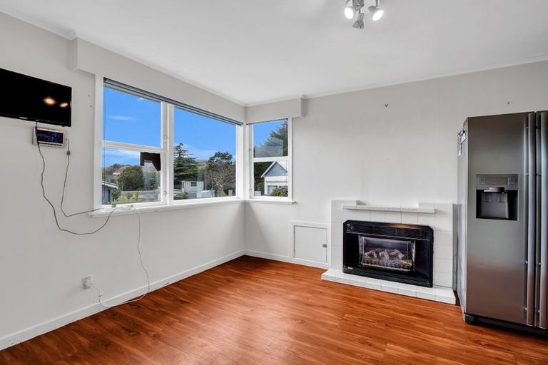 Photo of property in 16 Milne Street, Hunterville, 4730