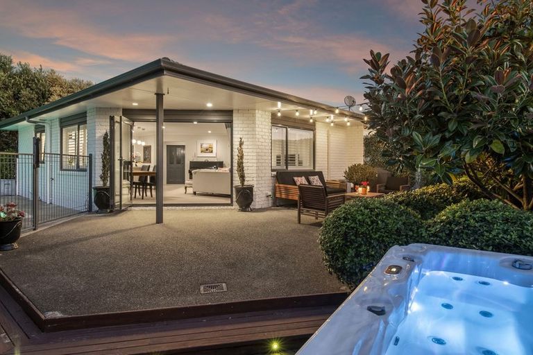 Photo of property in 12 Veronica Close, Red Beach, 0932