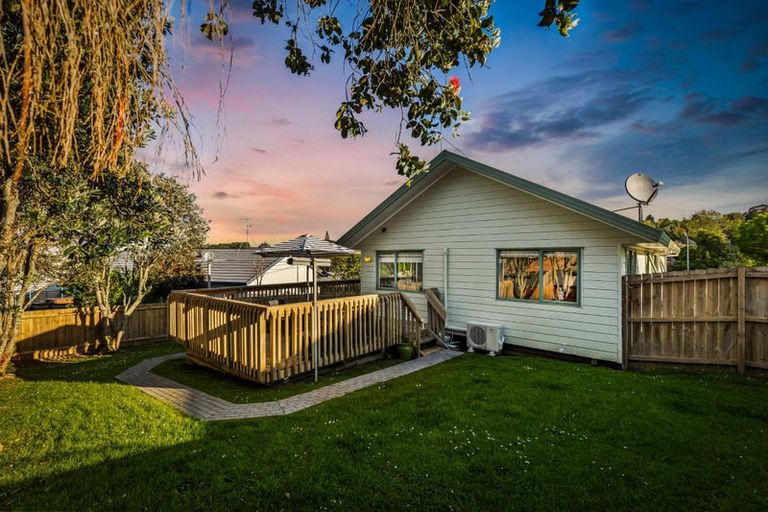 Photo of property in 11 Killygordon Place, Massey, Auckland, 0614