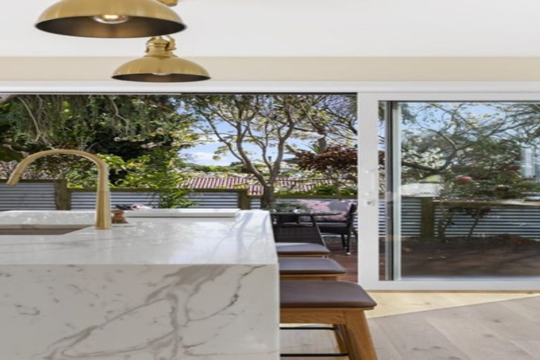 Photo of property in 1 Pinnacle Street, Seatoun, Wellington, 6022