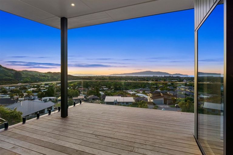 Photo of property in 95 Kakariki Grove, Waikanae, 5036