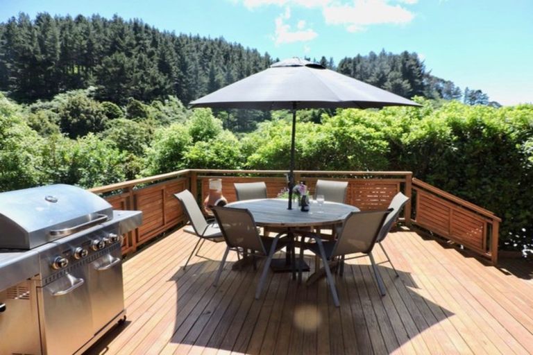 Photo of property in 86 Larsen Crescent, Tawa, Wellington, 5028