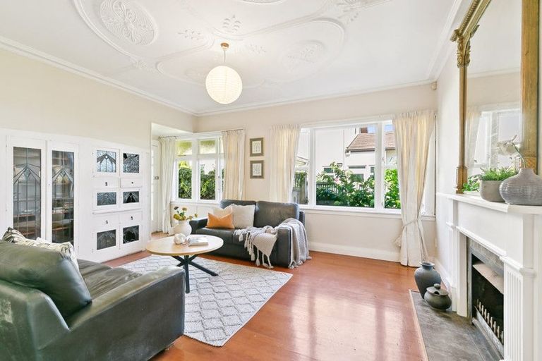 Photo of property in 102 Nevay Road, Karaka Bays, Wellington, 6022