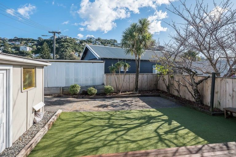 Photo of property in 90 Onepu Road, Lyall Bay, Wellington, 6022