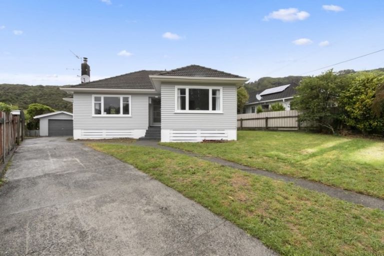 Photo of property in 35 Lees Grove, Wainuiomata, Lower Hutt, 5014
