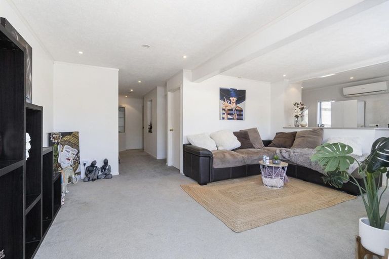 Photo of property in 35 Cyclarama Crescent, Massey, Auckland, 0614