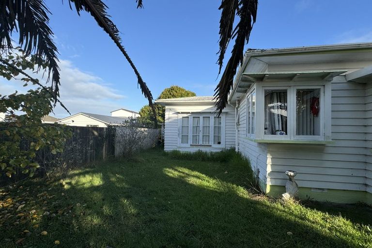 Photo of property in 3170 Great North Road, New Lynn, Auckland, 0600