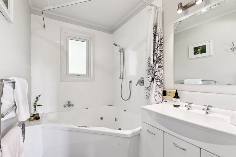 Photo of property in 9 Balmain Street, Newlands, Wellington, 6037