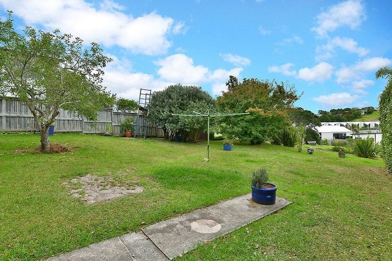 Photo of property in 14 Tawhana Crescent, Red Beach, 0932