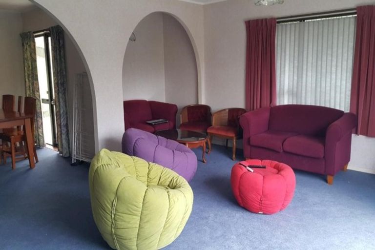 Photo of property in 8 Mahuta Grove, Northcote, Auckland, 0627