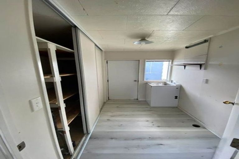 Photo of property in 14 Wren Place, Unsworth Heights, Auckland, 0632