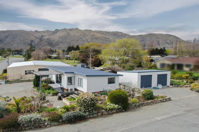 Photo of property in 2 East Road, Otematata, 9412