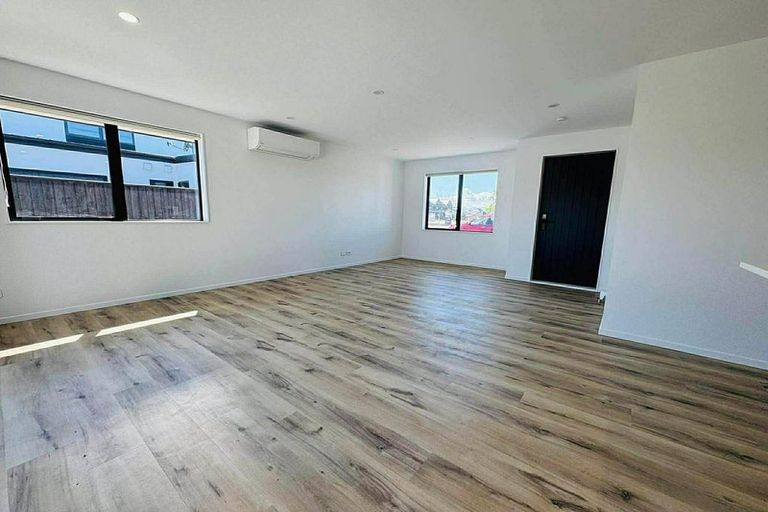 Photo of property in 17 Akoranga Place, Hornby, Christchurch, 8042