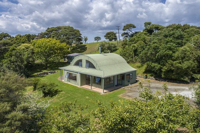 Photo of property in 379 Kiwitahi Road, Helensville, 0875