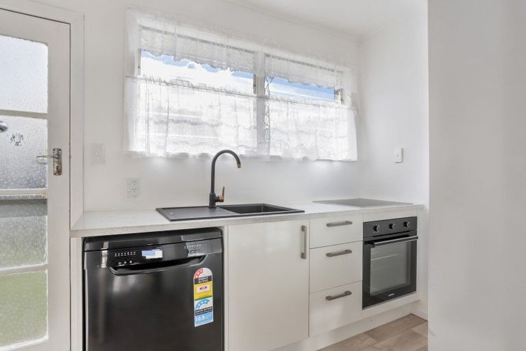 Photo of property in 8 Westward Ho, Glen Eden, Auckland, 0602