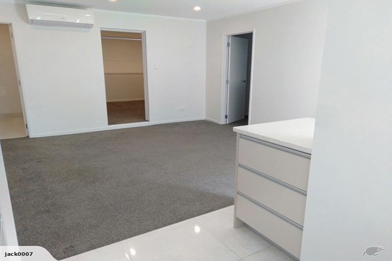 Photo of property in 41 Pohutukawa Avenue, Red Beach, 0932