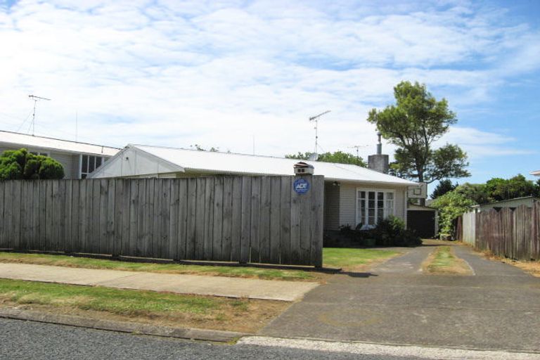 Photo of property in 17 Koru Street, Mangere Bridge, Auckland, 2022