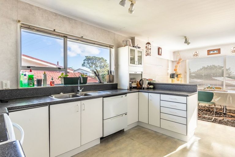 Photo of property in 37 Edgecombe Street, Newlands, Wellington, 6037