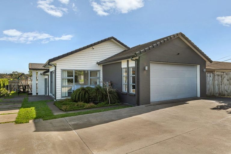 Photo of property in 36 Gilbransen Road, Kumeu, 0810