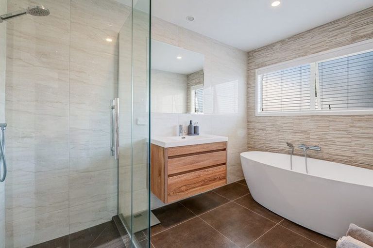 Photo of property in 11 Azure Grove, Unsworth Heights, Auckland, 0632