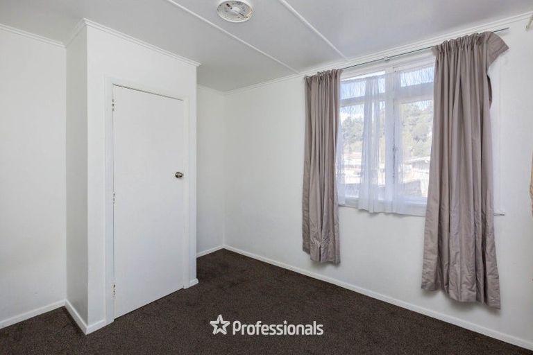 Photo of property in 35 Hanson Grove, Stokes Valley, Lower Hutt, 5019