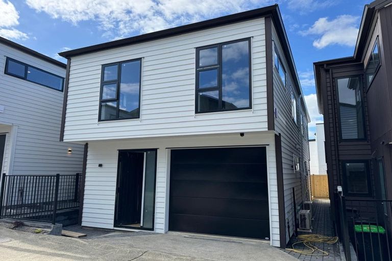 Photo of property in 4/90 Picasso Drive, West Harbour, Auckland, 0618