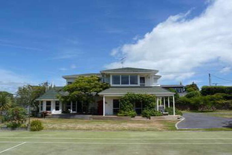 Photo of property in 32 Golf Road, Paraparaumu Beach, Paraparaumu, 5032