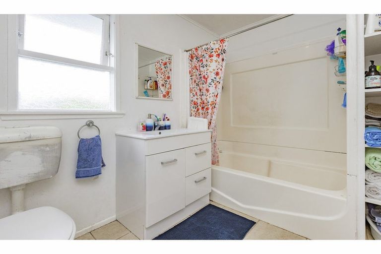 Photo of property in 27 Gainsborough Street, Manurewa, Auckland, 2102