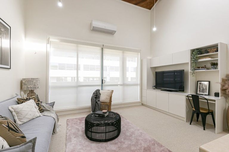 Photo of property in Metro Apartments, 220u4 Thorndon Quay, Pipitea, Wellington, 6011
