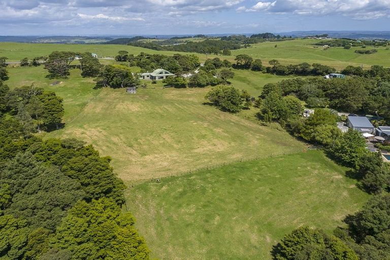 Photo of property in 379 Kiwitahi Road, Helensville, 0875