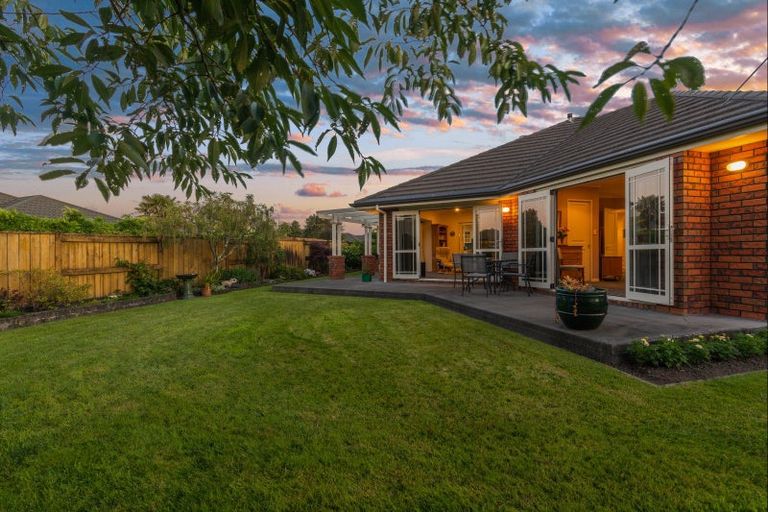 Photo of property in 6 La Lena Grove, Fitzherbert, Palmerston North, 4410