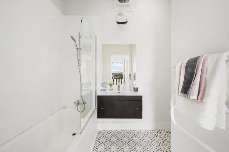 Photo of property in 29 Garden Road, Northland, Wellington, 6012